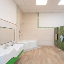 Kindergarten Sanitärraum mit Toiletten, Waschbecken und Badewanne